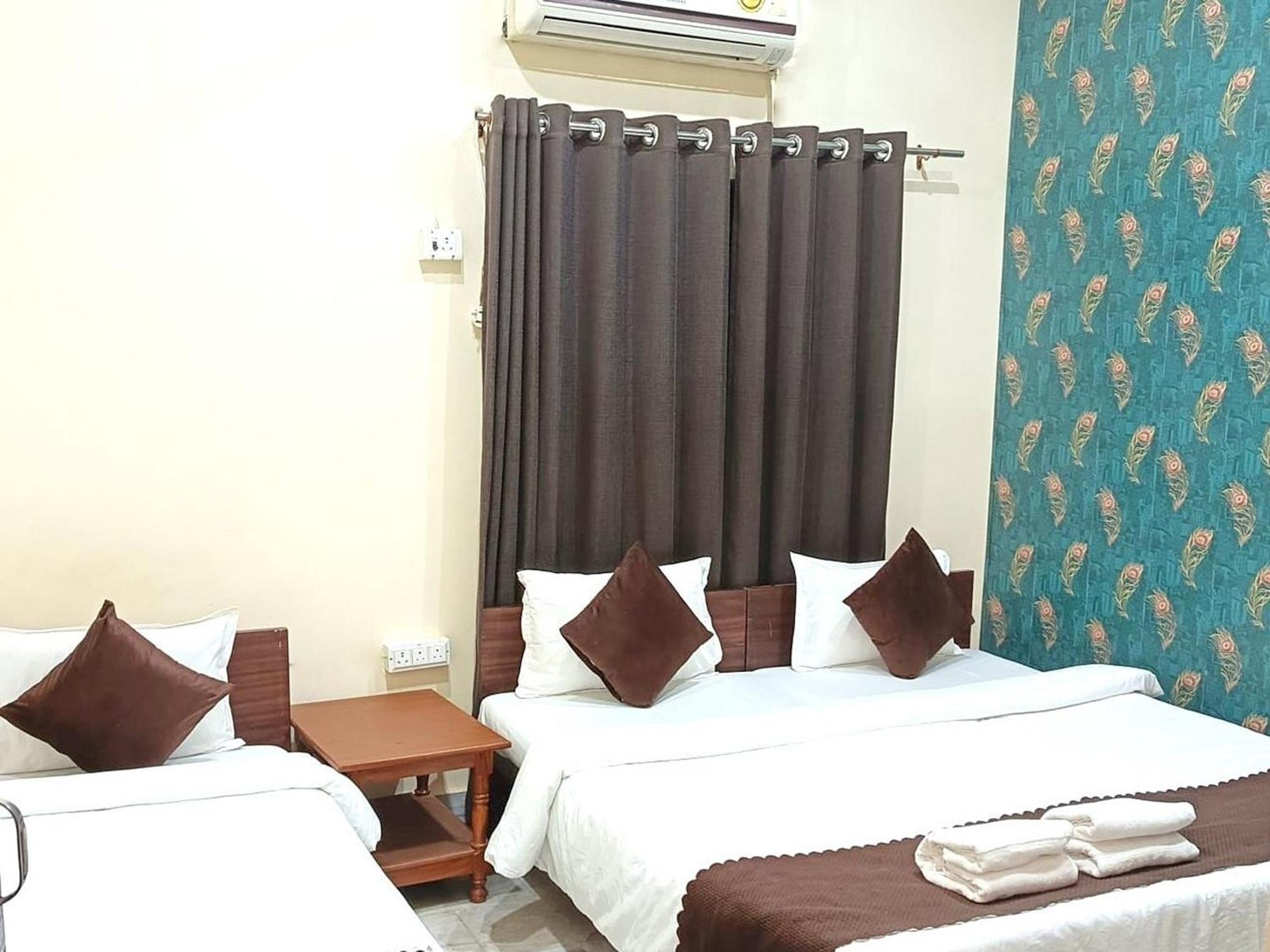 Indra Hotel 2*